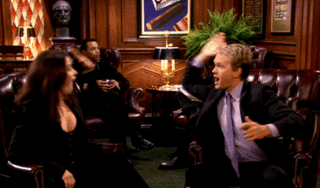 GIF Barney e Robin da série "How I Met Your Mother" dando um High-five