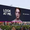 Outdoor interativo transforma rosto feminino