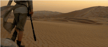 Personagem Rey e BB-8 do Star Wars andando em um deserto