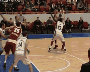 Jogada de basquete em que o treinador dá a assistência para seu jogador.