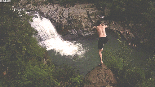 Giphy Jovem pulando em uma cascata