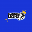 Fundo azul com logo do Cannes Lions 2023 na cor preta e detalhes amarelos, composta por um leão e o nome da premiação.