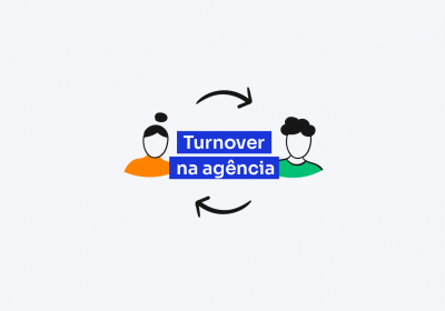 Duas pessoas lado a lado e no centro se lê turnover na agência, com símbolos de flecha que demonstram a taxa de rotatividade.